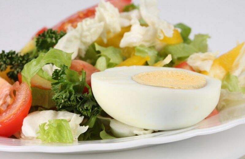 Salată de legume proaspete cu ou fiert în meniul dietei Maggi