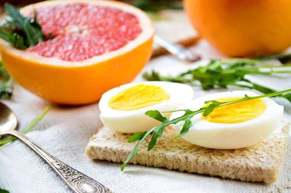 Un ou fiert tare și o jumătate de grapefruit este micul dejun standard pentru primele săptămâni ale dietei Maggi. 