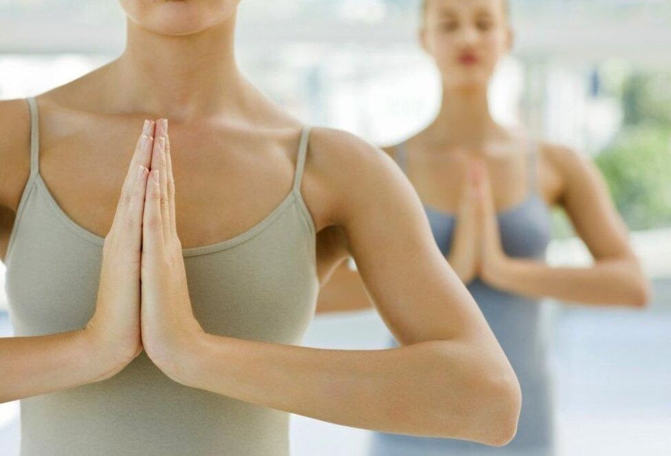 fete care fac yoga pentru pierderea în greutate
