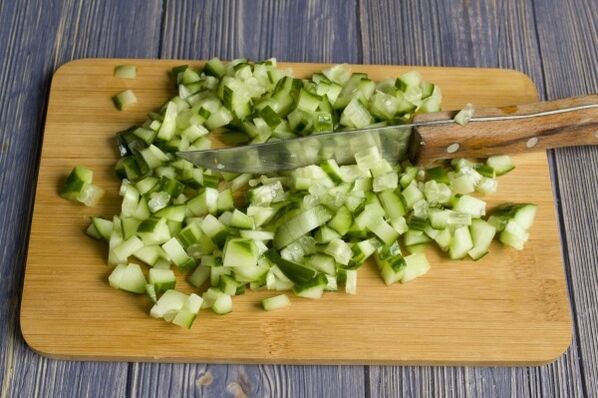 Castravetele este o legumă cu conținut scăzut de calorii, potrivită pentru prepararea smoothie-urilor. 